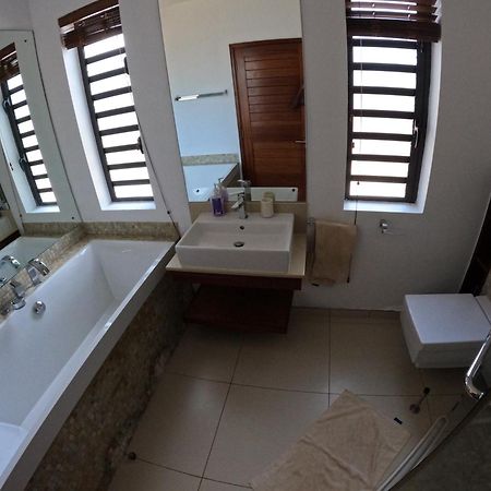 Olana Blue - Beachfront Apartment Rivière Noire Extérieur photo