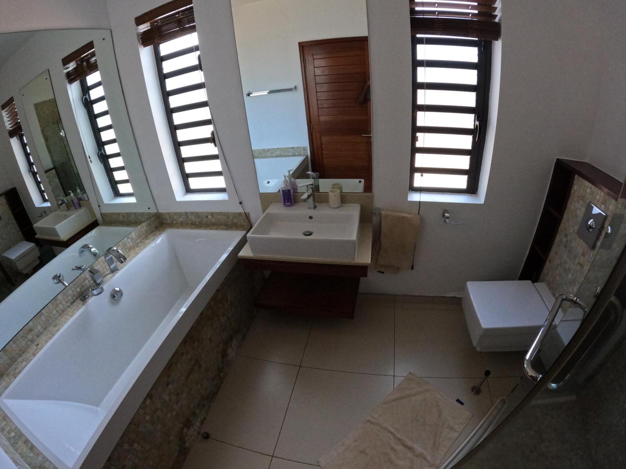 Olana Blue - Beachfront Apartment Rivière Noire Extérieur photo